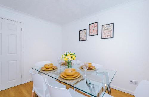 4BR Home for 8, Full Kitchen, Parking, WiFi in Northwich - Photo 5