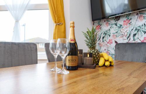 Stylish 3 Bedroom Sea View Apartment -Free Parking- Sleeps 9 - Photo 28