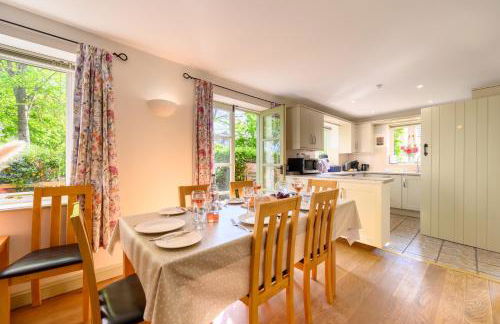 Cosy Cotswold Lodge by Your Home Here - ideal for families, log-burner, spa, private parking, EV Hookup included and heated swimming pools - Foto 19