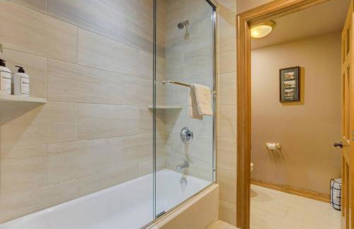 Peaceful Pines! Pool Table, Gym & Forest Views - Foto 25