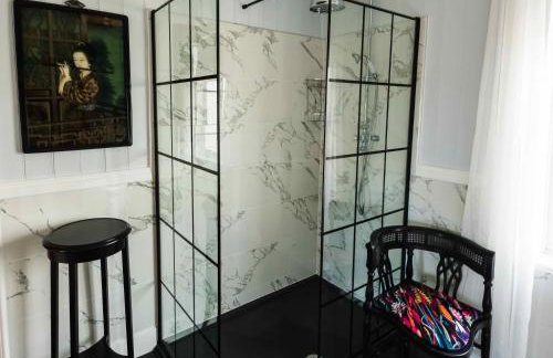 Beachside period family home. 5 BR spacious, comfortable. - Photo 26