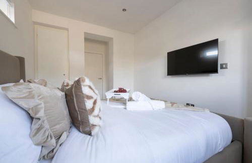 Designer 1BR I Work-From-Home Ready I Fast Wi-Fi - Foto 32