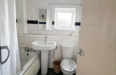 5 Bed Townhouse with Garden & Parking by BrumStay UK - Foto 7