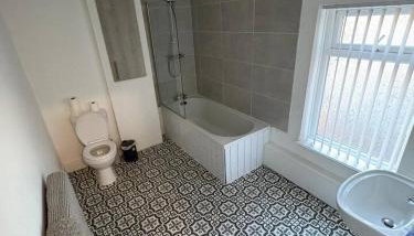 Spacious 3BR Home in Runcorn | Sleeps Large Groups - Foto 3