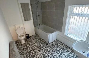 Spacious 3BR Home in Runcorn | Sleeps Large Groups - Foto 3