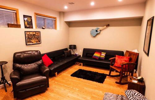 Whimsical Lakefront Chalet - Foto 27