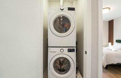 Modern 2BR2BA Condo Free Parking and Balcony - Foto 41