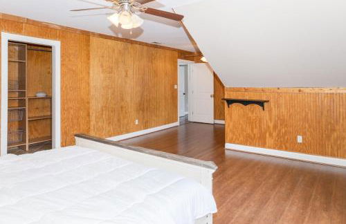 Exquisite home with pool, enclosed yard, fireplace, central AC, & washer/dryer - Foto 31