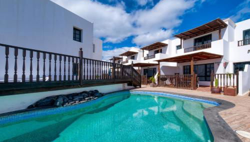 Casa Hibiscus - Shared Pool and BBQ - Close to Seafront Promenade By Lanzarote Vacation Homes - Foto 2