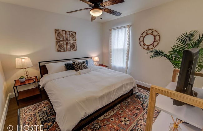 Romantic Getaway King Bed 1min to Restaurants! - Foto 2