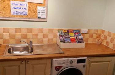 Detached luxury 5 bed house, lanscaped garden, fire pit, parking, can sleep families or workers - Foto 7