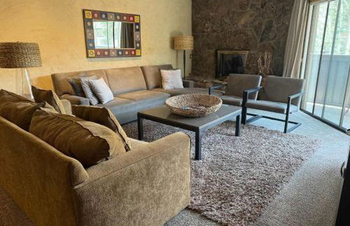 Best location in the heart of lions head, Ski lockers, jacuzzi and pool - Photo 2