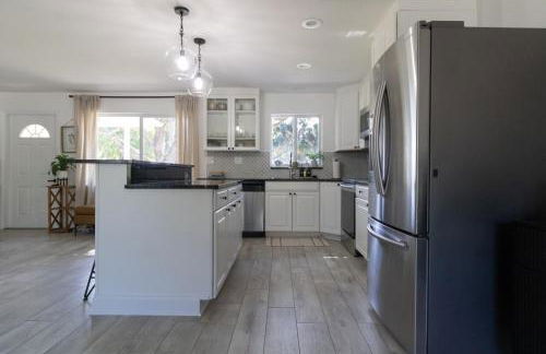 NEW Riverside Retreat with Pool - Foto 22