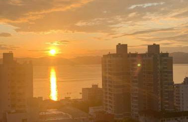 Apartamento vista mar e sacada com churrasqueira - Foto 8