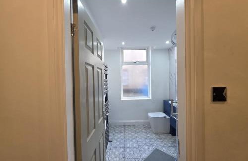 #18 Anfield 5 min walk Sleeps 7 4BR 5Bed 3Bathrms - Photo 36