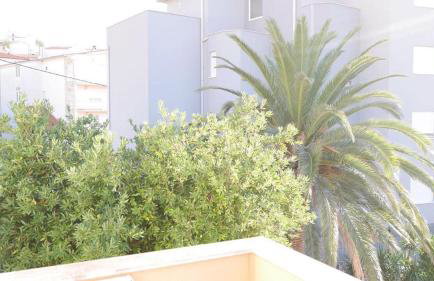 Modern Red & Blue Apartment - Photo 35