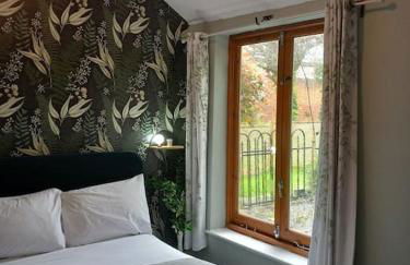 The Nook- Cotswold guest room - Photo 9