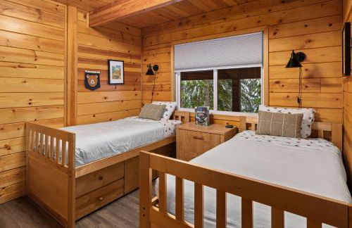 Alpine Retreat at Snoqualmie Pass- 5-Min to Slopes, Private Creek, BBQ, Fireplace, Smart TVs, Kids Games, Hi-Speed Wi-Fi - Foto 29
