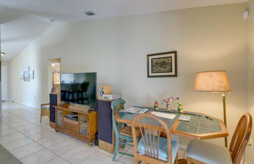 Bright Titusville Retreat with Lanai - WFH Friendly! - Foto 6