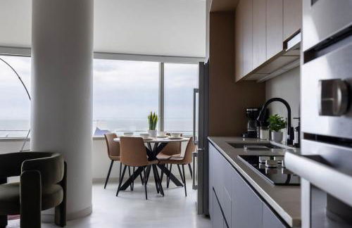 Luxury Downtown King Bed, Rooftop Pool - Photo 10