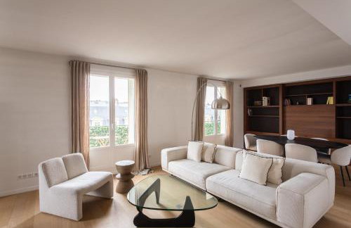 Montaigne - Sunlit Corner Penthouse with Balcony - Photo 2