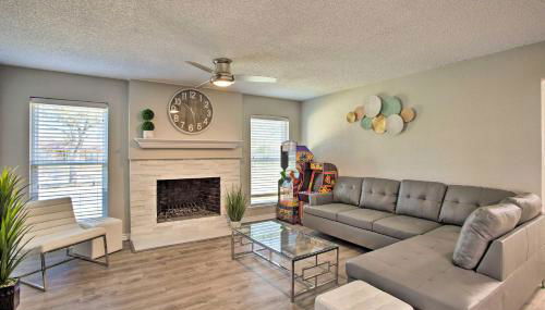 11 Mi to Holiday at Arboretum! Home with Hot Tub - Photo 4