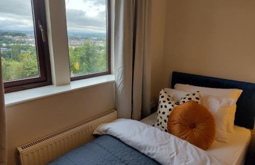 Spacious Dewsbury Home, 8 beds, sleeps 10, Free Parking and Wifi, 3 TVs, Close to motorways - Foto 36