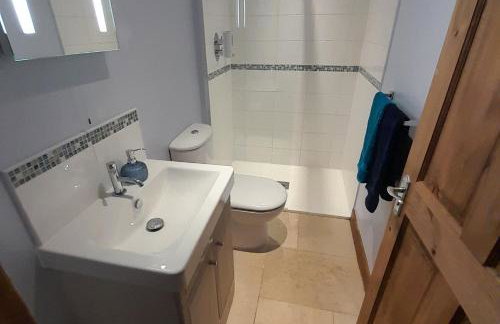 Canal-side 5-Bed Cottage - Sleeps 10 Pet Friendly - Foto 25