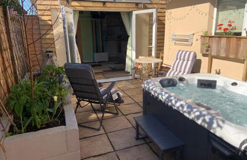 Seaside Studio Retreat w Hot Tub April - October - Photo 1