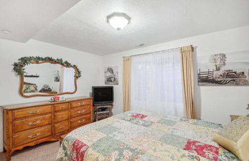 Cozy American Fork Retreat with Electric Fireplace - Foto 13