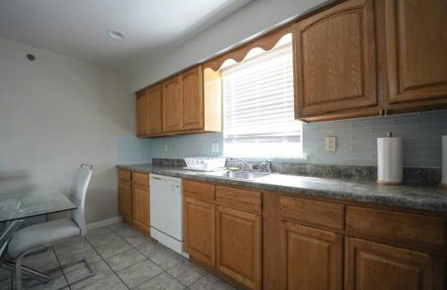 Newark Liberty Brick House - Private Bedroom 1 - Foto 23