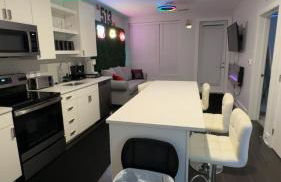 The 513 Flat 2! 1BR, 1Bath Apt with Pool and Riverfront View! Free Gated Parking! Only Steps from The banks & Stadiums! - Foto 6