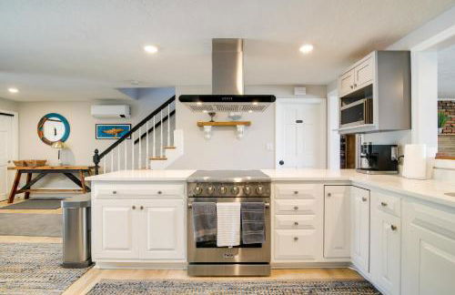 4 Mi to Downtown Plymouth! Bayfront Home with Deck - Foto 4