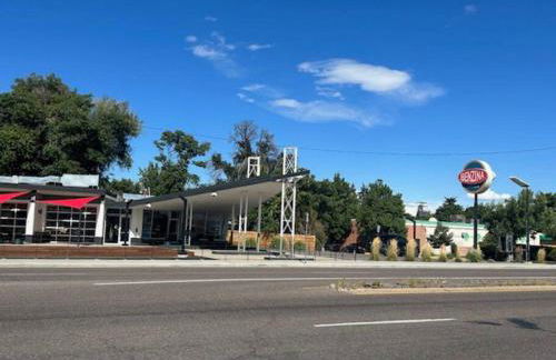 Charming 1920s Retreat Modern Kitchen 5 minutes to Dining and Med District - Foto 26