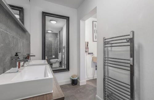 Extravagant 6 Bed Victorian Townhouse with Hot Tub - Photo 73