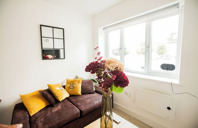 Coombe Hill 2 bedroom House & Parking - Photo 15