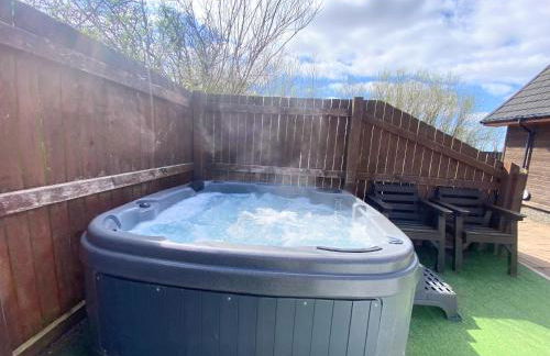 Lbtie Lodge with Two Private Hot Tubs - Fife - Loch Leven - Lomond Hills - Photo 18