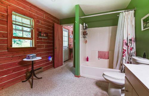 1 Mi to Rangeley Lake Cabin with Wraparound Deck! - Foto 19