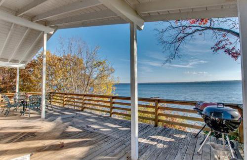 Waterfront retreat w/ wraparound deck & BBQ - Foto 15