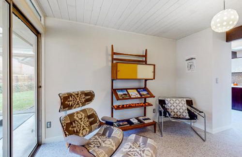 Mid-Century Marvel - Photo 15