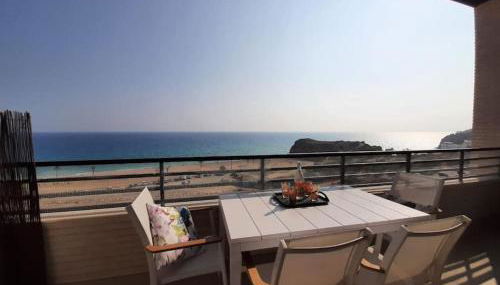 Top-Floor Beachfront Apartment with Parking, Pool, & Spacious Sea-View Balcony - Photo 2