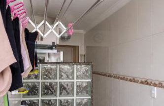 Apartamento Espaçoso e Completo com 3 Quartos - 2 Banheiros - Até 6 Pessoas - Check-in Automático 24h - Garagem Coberta - Foto 8