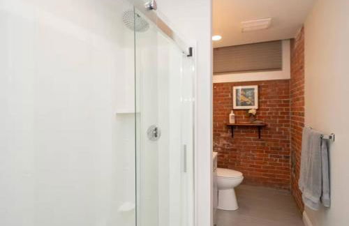 Jennifer's Historic Loft Glass Bedroom - Foto 27