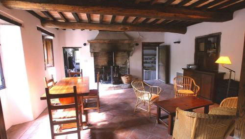 restored water mill with rockpools and waterfall - Foto 2