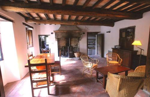 restored water mill with rockpools and waterfall - Foto 2