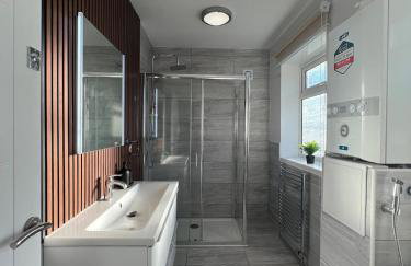 The Place with king beds, Ensuite Bathrooms, Close to Airport and Free Parking - Foto 29