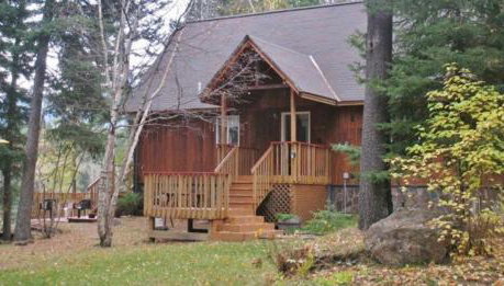 Riverfront Hungry Horse House with Large Deck! - Foto 1