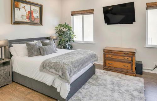 3BR Mountain Retreat with 2 Executive Suites & Scenic Views Sleeps 6 - Photo 22