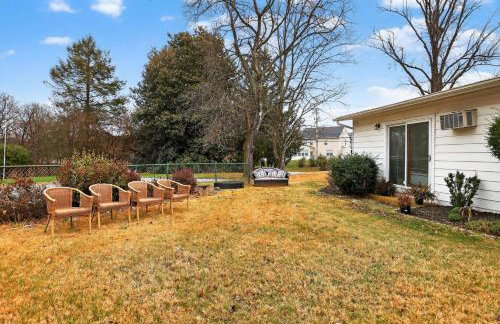 Stylish Hot Tub Retreat with Ping Pong home - Foto 5