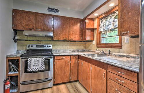 Cozy Family Home with Kayaks, Dock and Fire Pit! - Foto 13